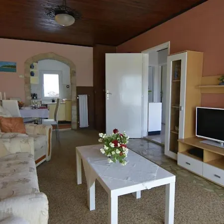Apartment In With Terrace, Air Conditioning, Wi-fi